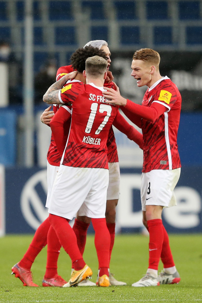 弗赖堡主场战平霍芬海姆,双方激烈比赛最终未分胜负 弗赖堡主场战平霍芬海姆,双方激烈比赛最终未分胜负