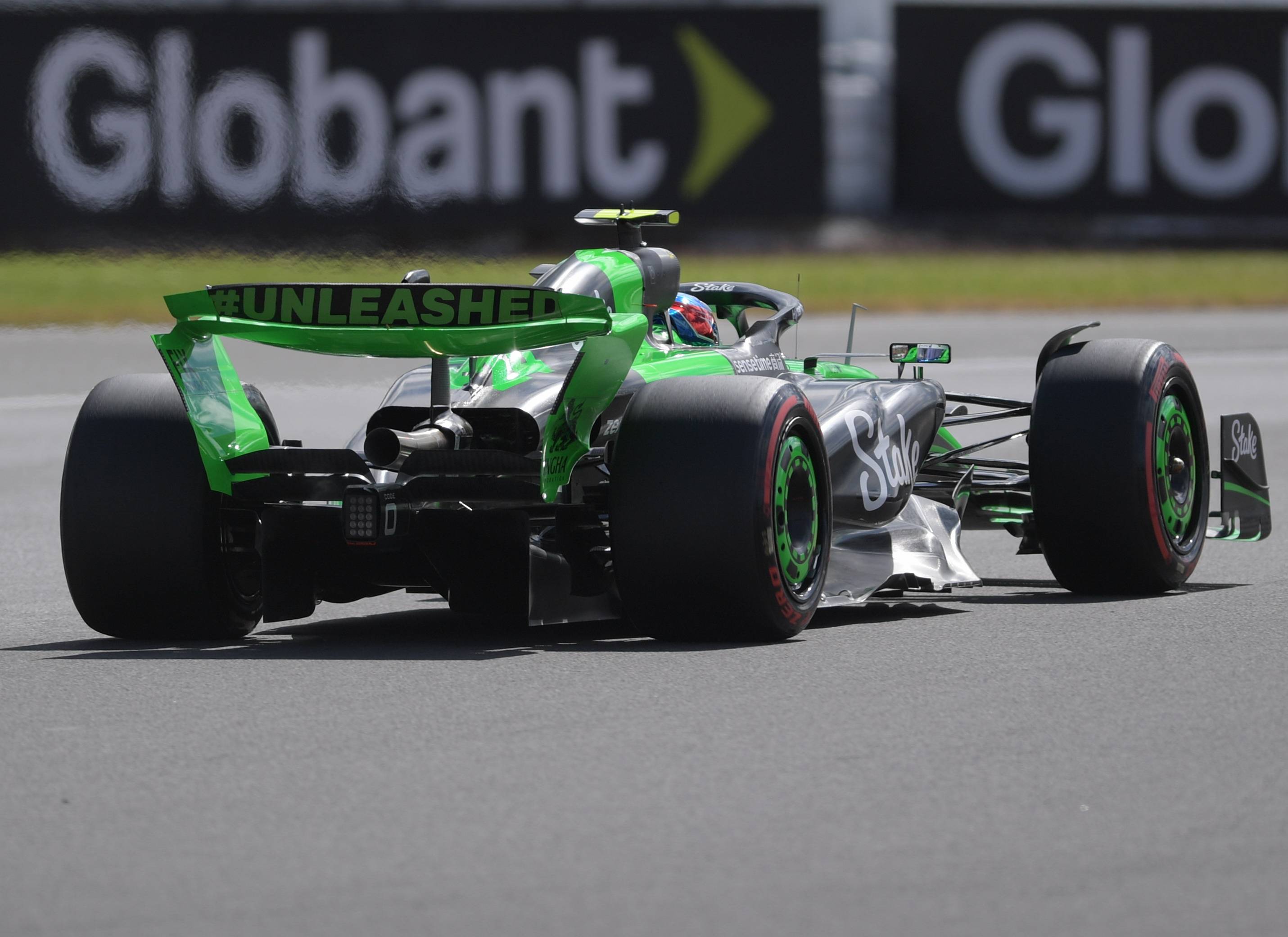 红牛车队横扫索伯车队，周冠宇统治全场