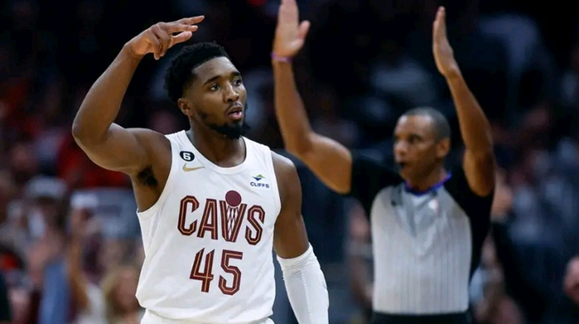 上海队力克山东队,米切尔关键制胜 上海队力克山东队,米切尔关键制胜