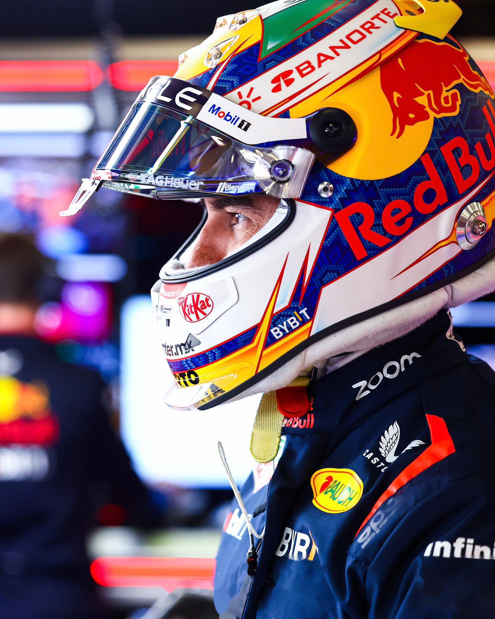 红牛二队鏖战迈凯伦，佩雷兹高光表现