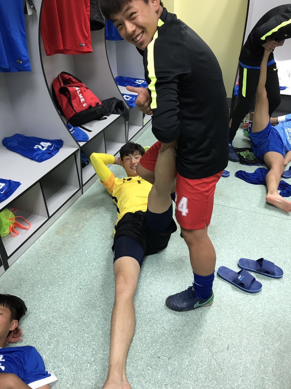 尼克斯碾压山西队，范弗利特状态火热