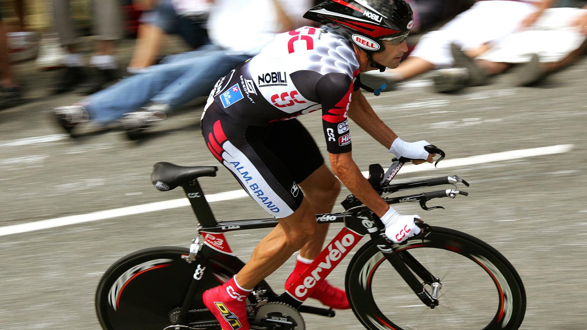 夜战围城，福克斯如何以唯一策略主宰F1街道赛命运